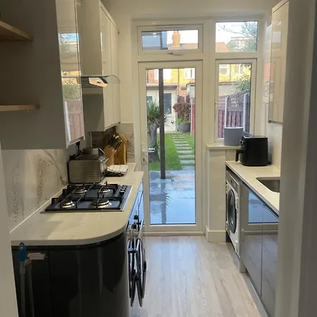 Modern Home With Driveway Parking For 2 Vehicles, Near Tottenham Hotspur Stadium, White Hart Lane Train Station London Exterior photo